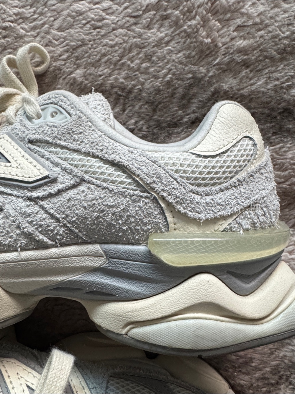 New Balance Women's Light Gray/Beige Mesh & Suede Trainers - Picture 4 of 5